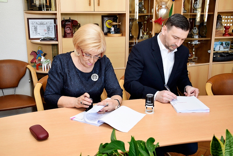 Biruta Grantiņa, Bauskas bērnu un jaunatnes sporta skolas direktore, paraksta līgumu ar SIA «Selva būve» valdes locekli Gvido Mičuli par sporta halles būvi Bauskā, Mūsas krastā.
Autors: Ivars Bogdanovs