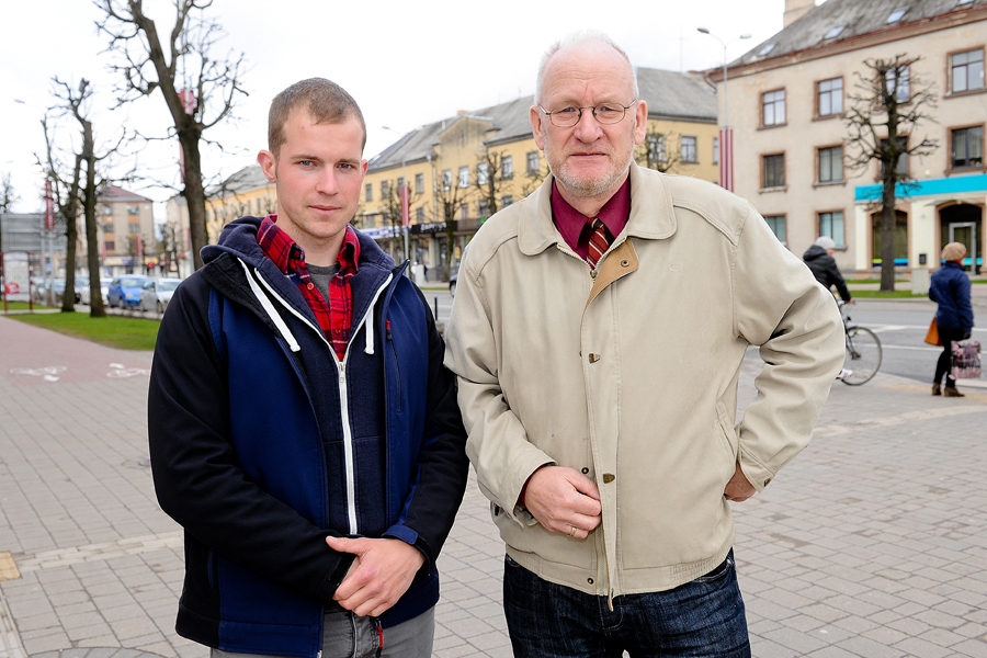 Vācu students Sebastiāns Frībels (no kreisās) publikācijas autoram Gaitim Grūtupam stāsta, ka viņa vectēvs Klauss Frībels, kuram jau ir 90 gadu, solījis atbraukt pagodināt sava brāļa Paula Hainca kapavietu, ja vien tā būtu zināma. Taču par brāļa likteni pagaidām nav ziņu.
Autors: Raitis Puriņš