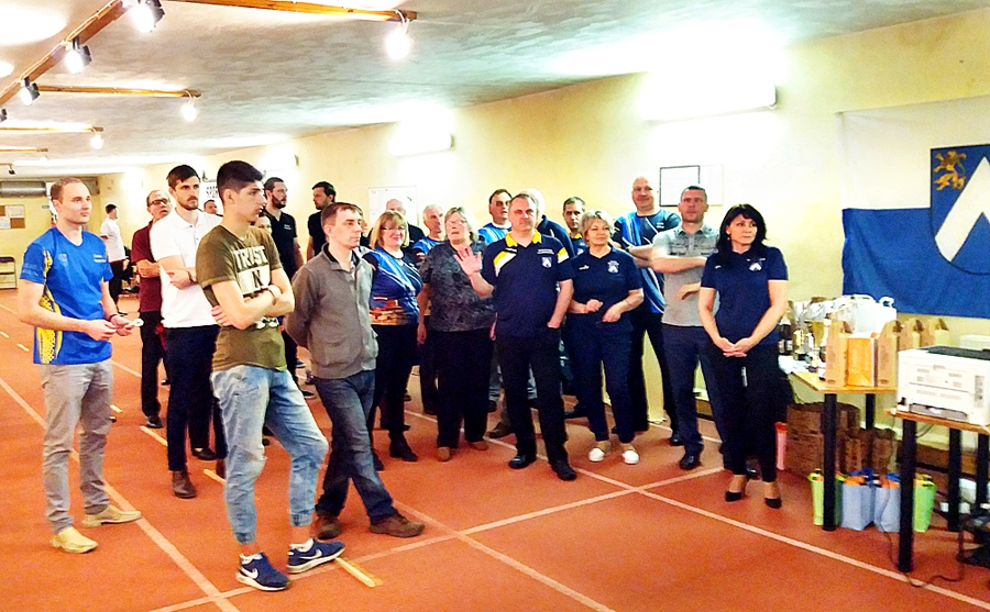 Šautriņu metēji Bauskā noklausās sacensību rīkotāju informāciju.
Autors: Ilva Kalniņa