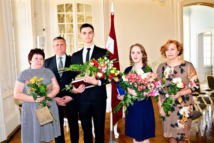 Titula «Gada skolēns 2017» ieguvēji Bauskas Valsts ģimnāzijas 9. klases skolniece Elīza Paula Graudiņa un Pilsrundāles vidusskolas 11. klases skolnieks Mārtiņš Čerļenoks, kā arī viņu vecāki Antra un Ivars Čerļenoki un Līga Valnere.
Autors: Ivars Bogdanovs