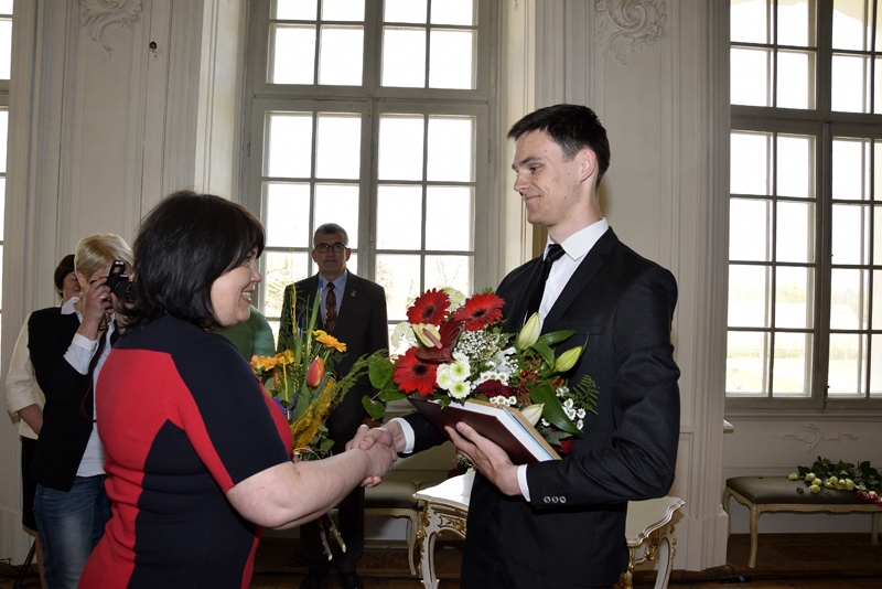Pilsrundāles vidusskolas 11. klases skolnieks Mārtiņš Čerļenoks saņem apsveikumus no skolotājas Daigas Sakas.
Autors: Ivars Bogdanovs