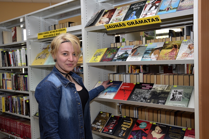 Īslīces pagasta Rītausmu bibliotēkas vadītāja Santa Šarka pie jaunāko grāmatu stenda.
Autors: Ivars Bogdanovs