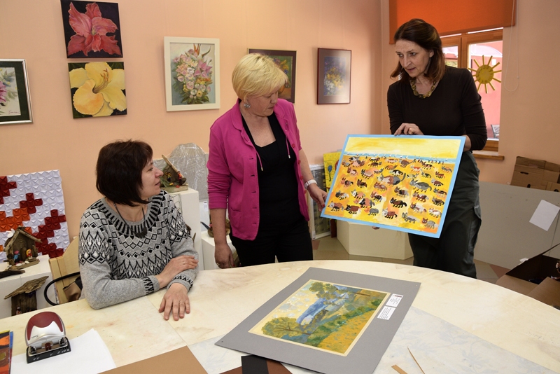 Bauskas bērnu un jauniešu centra speciāliste Indra Liepa rāda jauniešu iesūtītos darbus metodiķei Ilzei Krieviņai un modes skates režisorei Zandai Krancmanei.
Autors: Ivars Bogdanovs