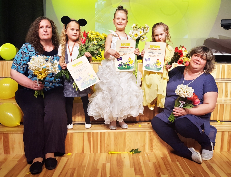 «Cālīša» mazās dziedātājas Evelīna Griška, Anna Casno un Annija Vēja ar pedagoģēm Eviju Ratenieci (no labās) un Kristīni Zabarovsku.
Autors: no konkursa albuma.