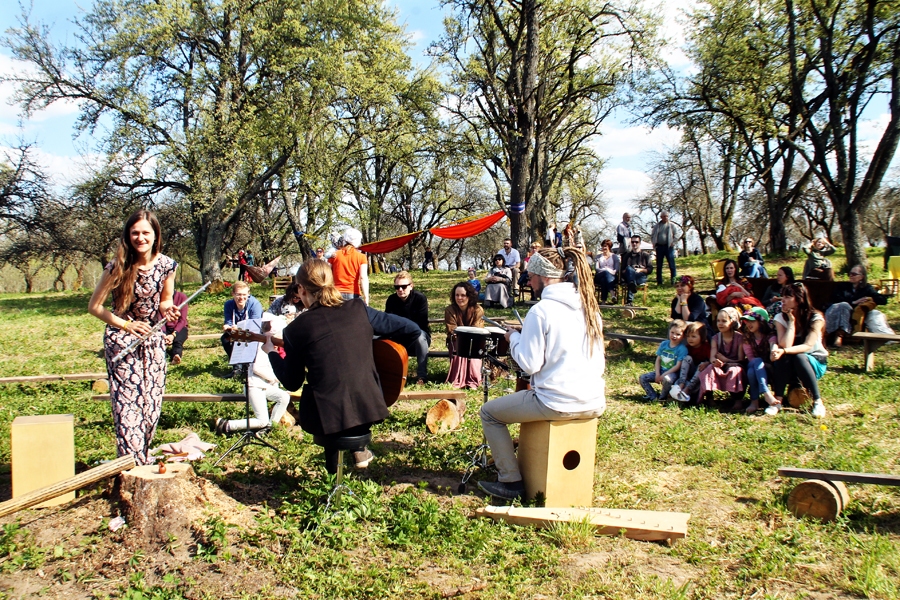 Ieva Rūtentāle (no kreisās) kopā ar grupu «Āboļdārza» apmeklētājiem piedāvāja mūzikas improvizācijas žanru.
Autors: Uldis Varnevičs