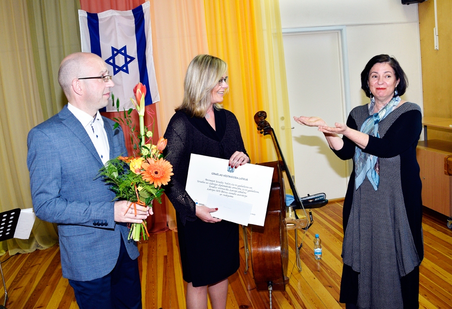 Lironne Bar-Sadē (no labās) Īslīces SOS ciematā tiekas ar ciemata direktoru Gati Matulēviču un SOS ciematu asociācijas direktori Ilzi Paleju.
Autors: Ivars Bogdanovs