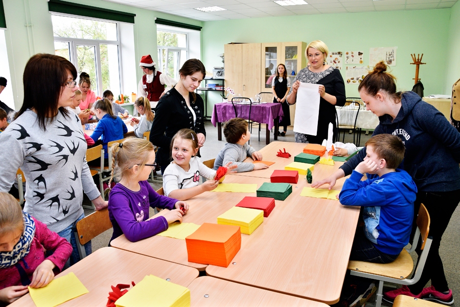 Pilsrundāles vidusskolas sākumskolas bērni strādā radošajās darbnīcās.
Autors: Ivars Bogdanovs