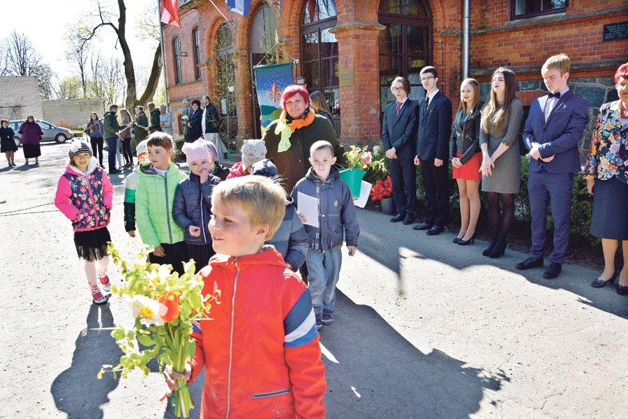 Skaistkalnes vidusskolas 1. klases audzēkņi godam pavadījuši šī gada 12. klases absolventus.
Autors: Ivars Bogdanovs