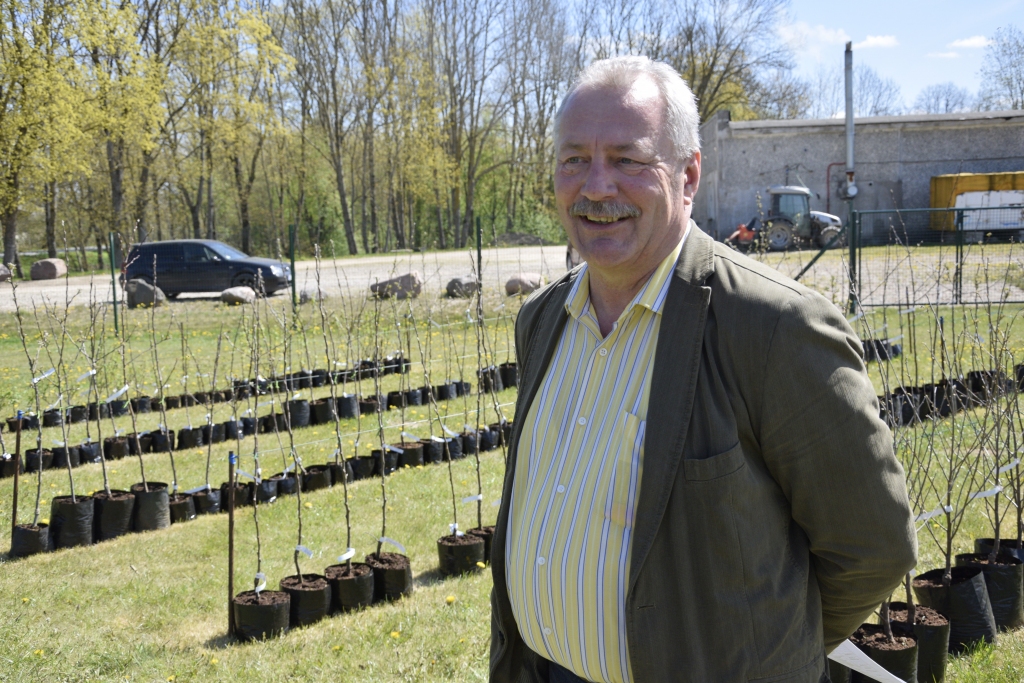 «Lepšu» saimnieks Aivars Upenieks atklāj, ka ieplānojis pilnu placi dabūt ar bagātīgu sortimentu – gan skujeņiem, gan košumkrūmiem, gan augļu kokiem un citiem stādiem. Stādu tirdzniecība būs pieejama, cik to sezona ļaus.
Autors: Ivars Bogdanovs