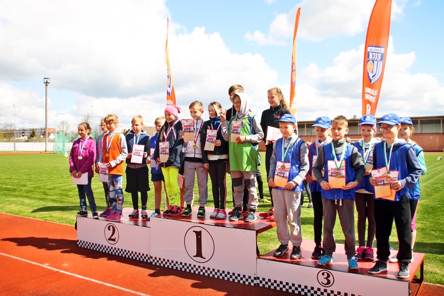 Bauskas olimpiādes D vecuma grupā zēnu un meiteņu stafetē 6×60 metru skrējienā trīs komandas iekļāvās sekundes desmitdaļā. Ar rezultātu minūte un septiņas desmitdaļas uzvarēja Bauskas sākumskola, trīs simtdaļas vairāk Pilsrundāles vidusskolai, astoņas simtdaļas – Bauskas 2. vidusskolas komandai.
Autors: Uldis Varnevičs