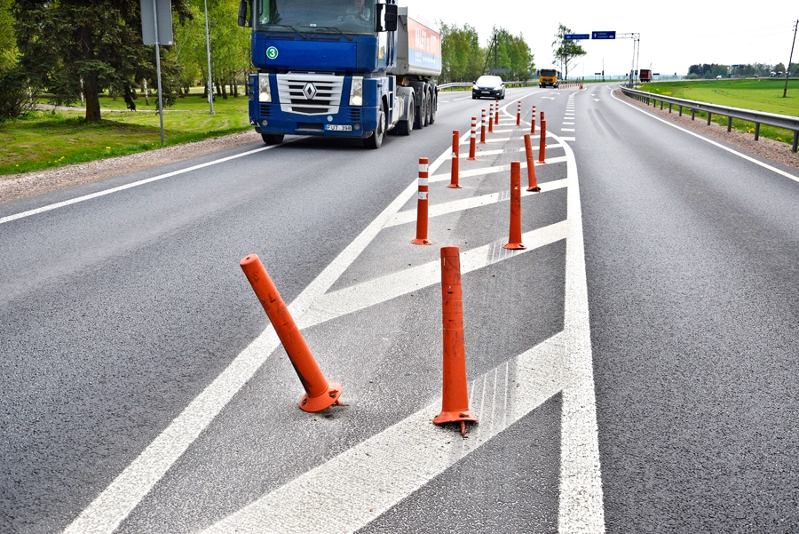 Valsts galvenā maģistrāle A7 Brunavas pagastā izskatās nožēlojami – stabiņi šķībi, izlūzuši, atstarojošā krāsa noberzta, ceļa zīmes nolauztas.
Autors: Ivars Bogdanovs