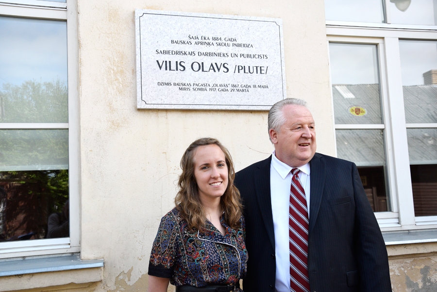 Bauskā pie ēkas Rīgas ielā 8 atklāta piemiņas plāksne Vilim Olavam (Plutem). Svinīgajā pasākumā piedalījās V. Olava radinieki Olafs Kinstlers un Linda Kinstlere.
Autors: Ivars Bogdanovs