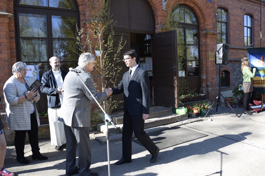 Raivi Mikalaucki ar Vītolu fonda stipendijas saņemšanu sveica Vilis Vītols.
Autors: Ivars Bogdanovs