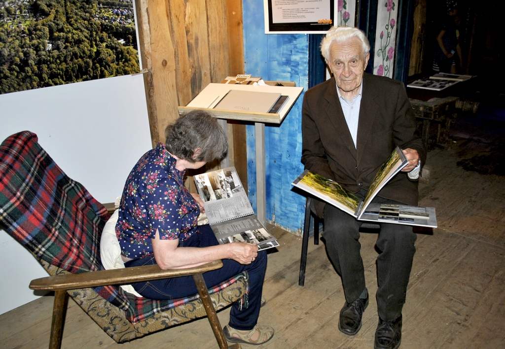 Iecavnieki labprāt šķirstīja albumus, kuros daudz informācijas, arī fotogrāfiju par Iecavu. Interesentu vidū arī Ēvalds Kivilands.
Autors: Vilnis Auzāns