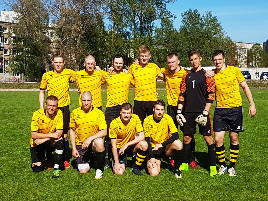 «Bauskas BJSS/SC «Mēmele»» sākumsastāvs pirmajā spēlē otrās līgas čempionātā. Stāv (no kreisās) Ivo Jarmaļuks, Jānis Dunkulis, Rihards Dervins, Artūrs Dulbe, Sandis Belte, Ričards Rapševičs un Kaspars Priedols. Pirmajā rindā (no kreisās) – Elvijs Vīlips, Mārtiņš Beinerts, Jēkabs Perševics, Kristaps Maskalis. Liepājā spēlēja arī Marks Kuncevičš, Juris Ručkanovs un Nauris Smaļķis.
Autors: no komandas albuma.