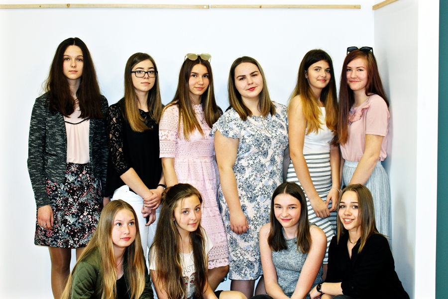 Mākslas programmas 5. klases desmit audzēknes aizstāvējušas diplomdarbus.
Autors: Aina Putniņa