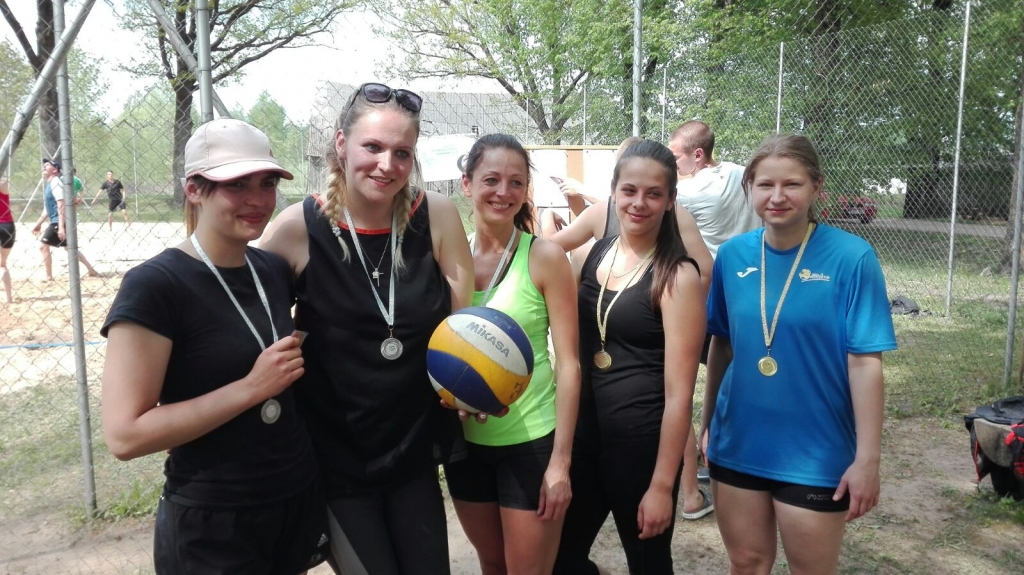 Dāmu konkurences godalgoto vietu ieguvējas (no kreisās) Sabīne Atmata, Laura Pumpute, Aiga Graudiņa, Rovena Ignataviča un Una Mašinska.
Autors: No albuma.