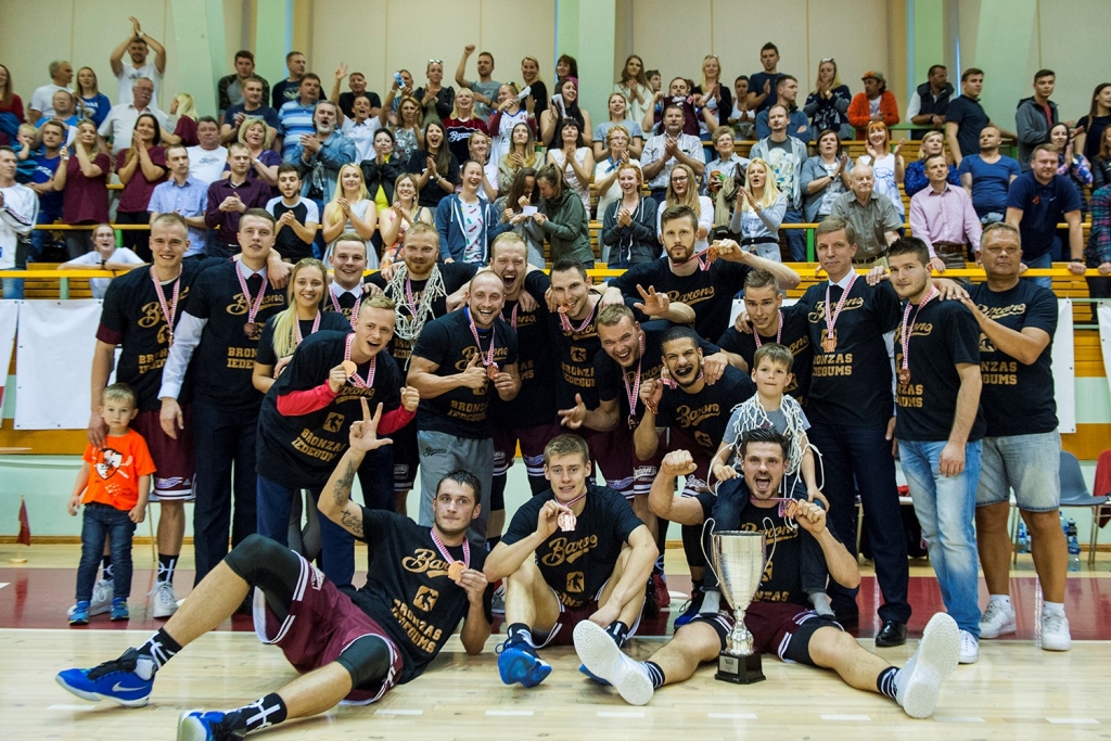 «Barons kvartāls» spēlētāji priecājas par medaļām. Dāvis Geks pirmajā rindā vidū.
Autors: basket.lv