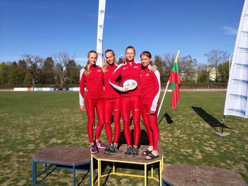 Latvijas U18 vecuma grupas daudzcīņas meiteņu izlase. Amanda Savicka pirmā no labās.