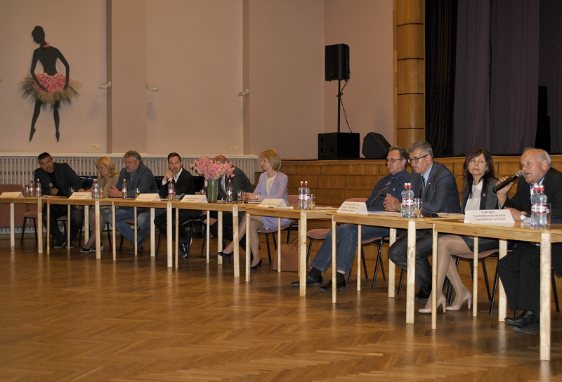 Īslīces kultūras namā uz tikšanos ar vēlētājiem bija ieradušies septiņu partiju sarakstu 
līderi.
Autors: Vilnis Auzāns