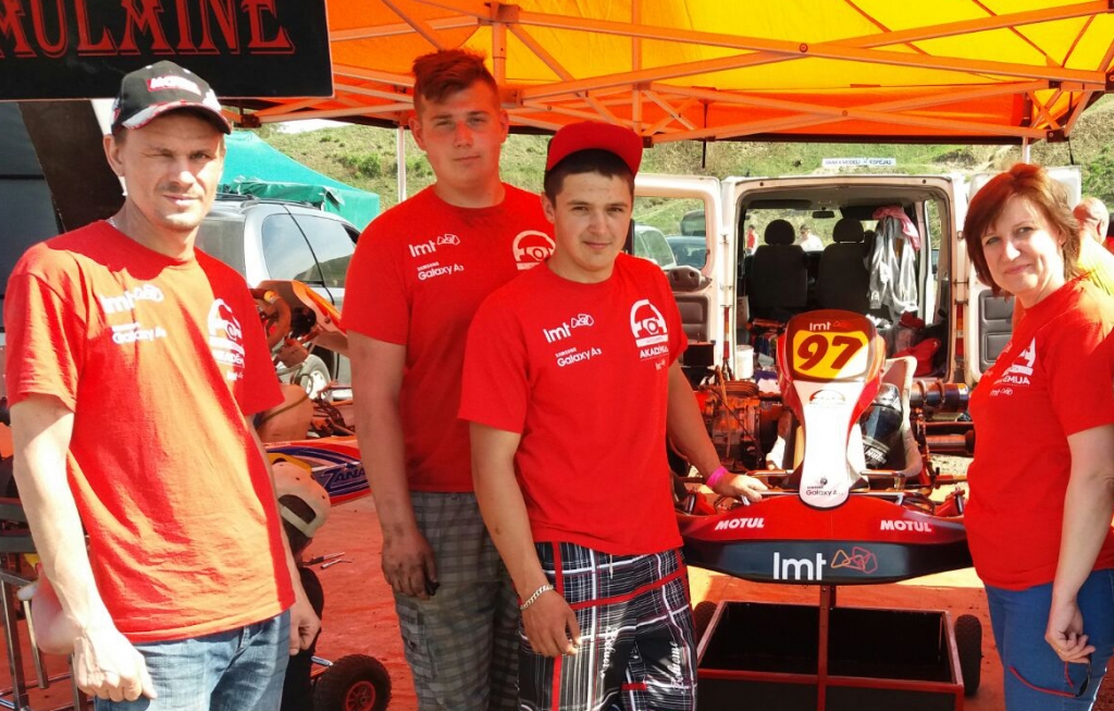 Saulaines skolas kartinga komanda – (pirmais no kreisās) skolotājs Einārs Drozdovskis, mehāniķis Juris Purvs, pilots Viktors Gorodko un grupas audzinātāja Ilze Štālmane.
Autors: No albuma.