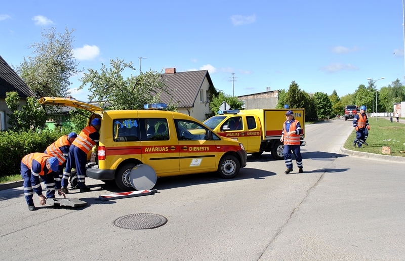 Iespējamajā gāzes avārijas vietā ierodas papildspēki.
Autors: Vilnis Auzāns