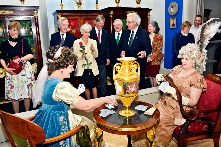 Ampīra stila interjerā laiku jautri pavada azartiskās galma dāmas Laura Ikerte ( no kreisās) un Elīna Kuzņecova.
Autors: Ivars Bogdanovs