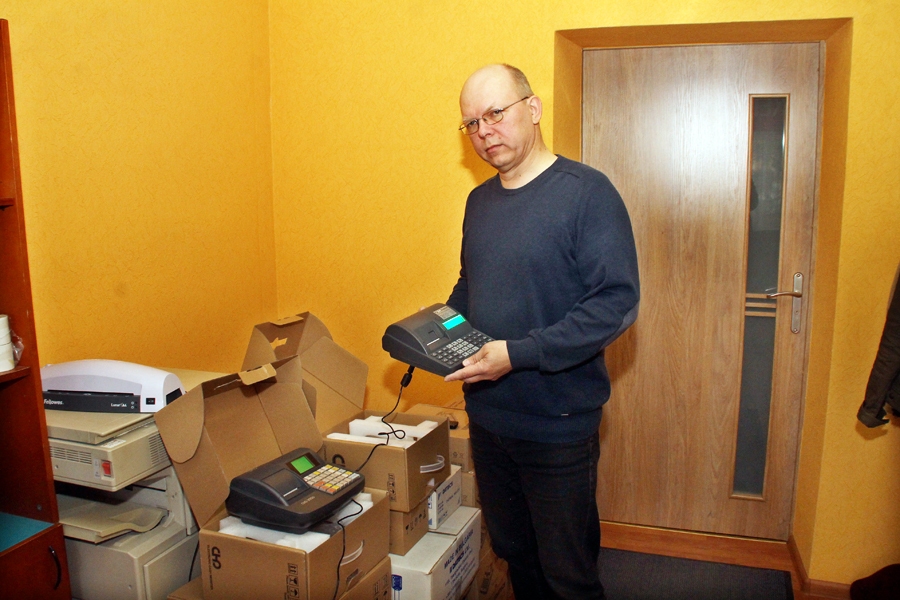 Aldis Lībietis demonstrē jaunos «CHD» kases aparātus, ar kuriem būs jāstrādā.
Autors: Uldis Varnevičs