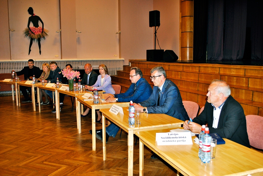 Uz tikšanos ar vēlētājiem Īslīces kultūras namā bija ieradušies septiņu partiju sarakstu līderi.
Autors: Vilnis Auzāns