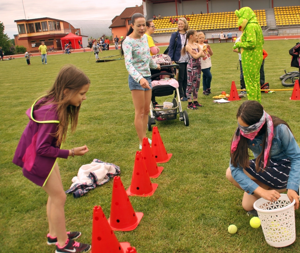 Aklā bumbiņu meklēšana bija viens no populārākajiem sacensību veidiem.
Autors: Uldis Varnevičs