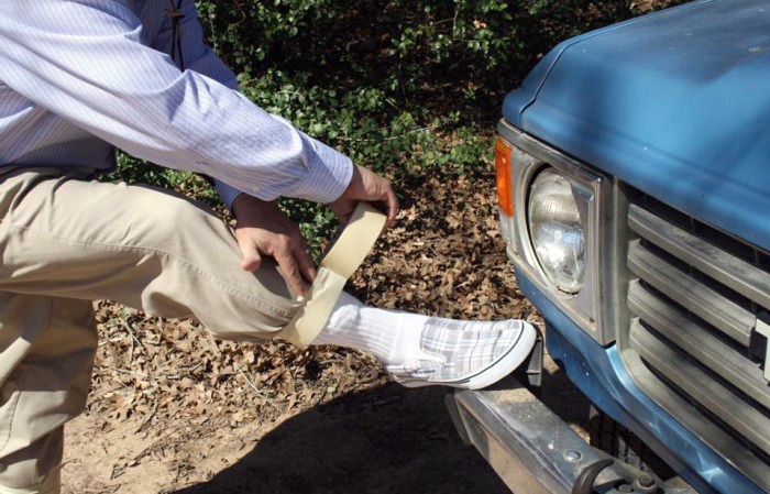 Ieteicams nosaitēt bikšu galus pirms došanās mežā.