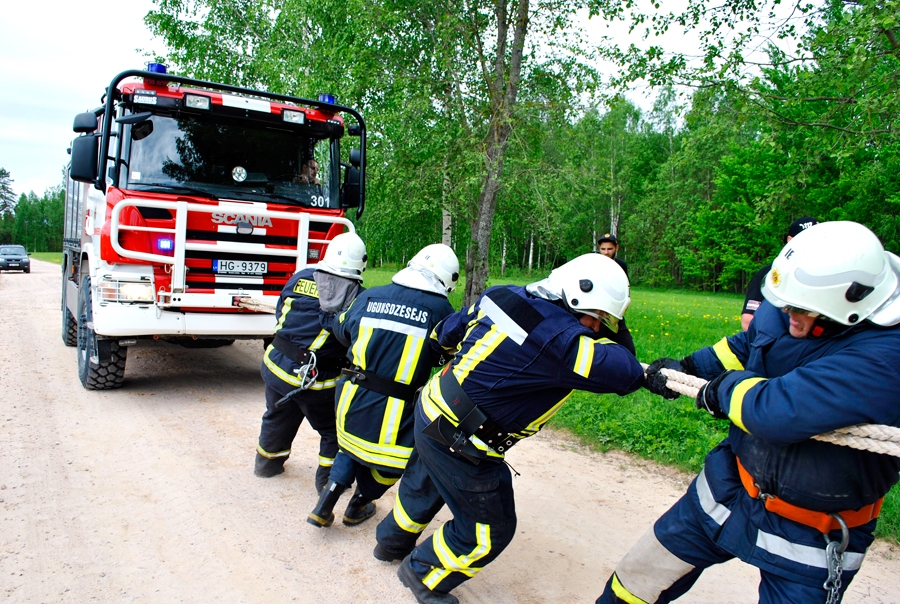 Teju 19 tonnu smagā ugunsdzēsēju auto vilkšana piecu vīru komandā bija dinamiskākais sacensību priekšnesums, kas pulcēja visvairāk skatītāju.
Autors: Antra Ērgle