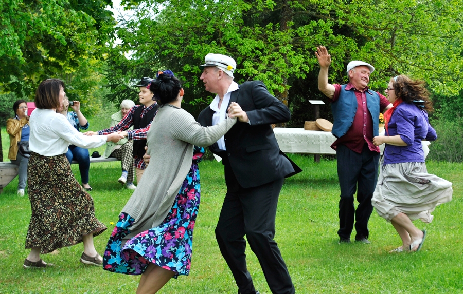 Zaļumballē svarīgākais ir kārtīgi izdancoties, rādīja Valles amatierteātra dalībnieki.
Autors: Antra Ērgle