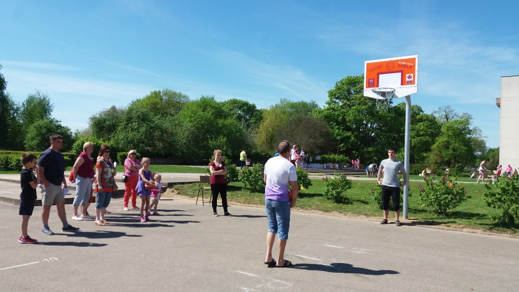 Basketbola grozs uzreiz saistīja Uzvaras ciema sportotgribētāju uzmanību.
Autors: J.Kotenkova