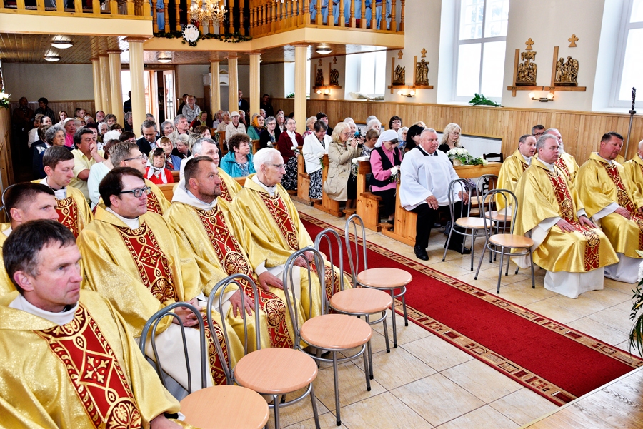 Katoļu garīdznieki un draudze godina monsinjoru Jāni Zviedrānu priesterības jubilejā. No kreisās - Arnis Maziļevskis Bebrenes katoļu draudzes priesteris, bijušais baušķenieks.
Autors: Ivars Bogdanovs