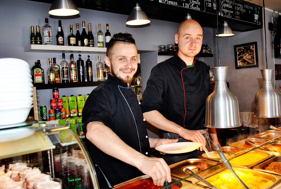 Gatis Semičenkovs (no labās) un Airids Razma ārzemēs vairāku gadu garumā gūto pieredzi, arī iekrāto finansējumu likuši lietā, sākot biznesu Bauskā.
Autors: Vilnis Auzāns