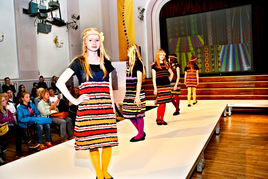 Uzvaras vidusskolas jaunās tērpu mākslinieces skatē izrādīja kolekciju «Jāņa bērni».
Autors: Ivars Bogdanovs