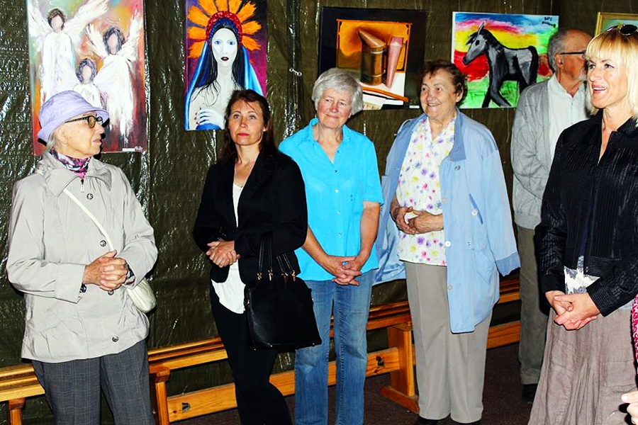 Vasarsvētku izstādes atklāšanā luterāņu baznīcā pulcējās gan amatieru mākslinieces, gan viņu draugi un ģimenes.
Autors: no biedrības «RaDam» albuma