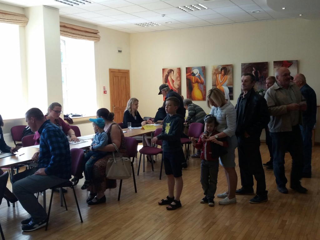 Dienas vidū kultūras namā iekārtotajā vēlēšanu zālē veidojās rindas.
Autors: Antra Ērgle