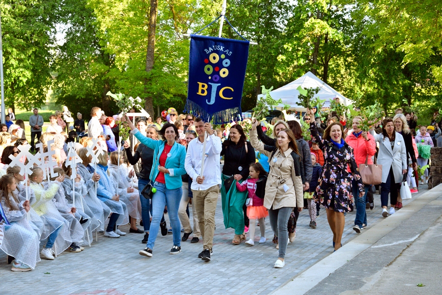 Svētku gājienā Bauskas pilskalna estrādē ierodas organizatori – Bauskas bērnu un jauniešu centra komanda.
Autors: Ivars Bogdanovs