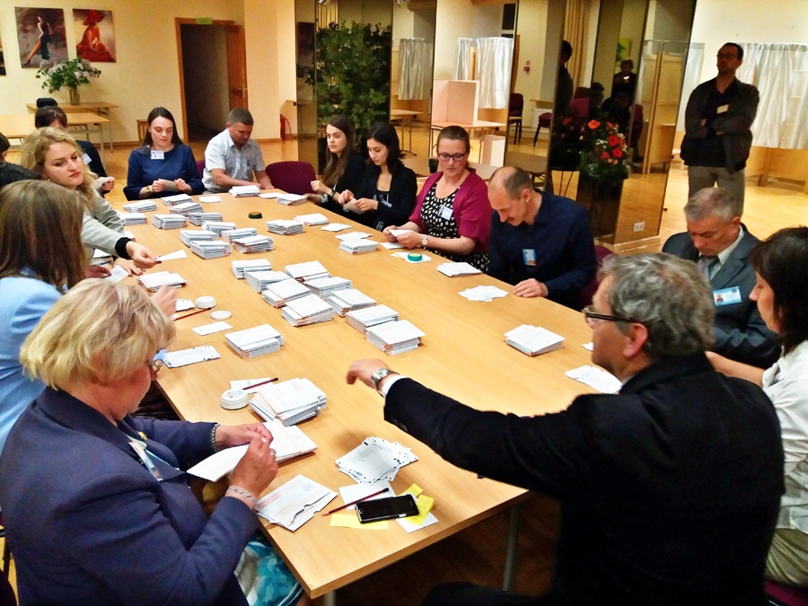 Iecavas novada vēlēšanu komisijā lielākā daļa sabiedrības pārstāvju darbojas vairākus gadus.
Autors: Antra Ērgle