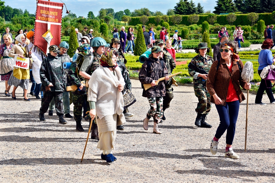 Gājienā atraktīvi bija PII «Mārpuķīte» pārstāvji, kas iejutās filmas «Džimlai Rūdi rallallā!» brašo pensionāru-karavīru tēlos. Viņi saņēma žūrijas galveno balvu.
Autors: Ivars Bogdanovs