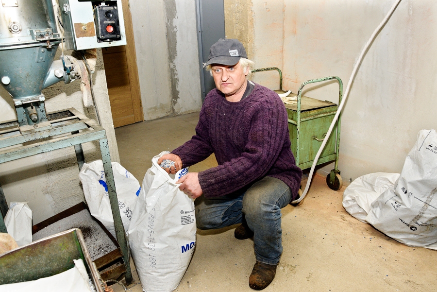 Vladimirs Novikovs demonstrē vienu no izejvielām – pārstrādātas plastmasas pudeles.
Autors: Ivars Bogdanovs