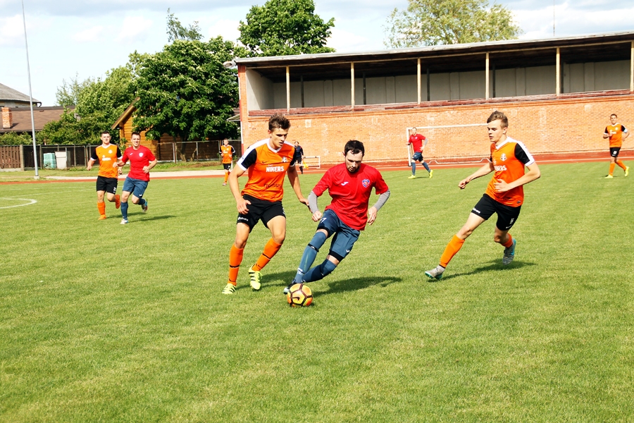 Pretinieku ielenkumā ar bumbu «Bauskas BJSS/SC «Mēmele»» spēlētājs Rihards Dervins.
Autors: Uldis Varnevičs