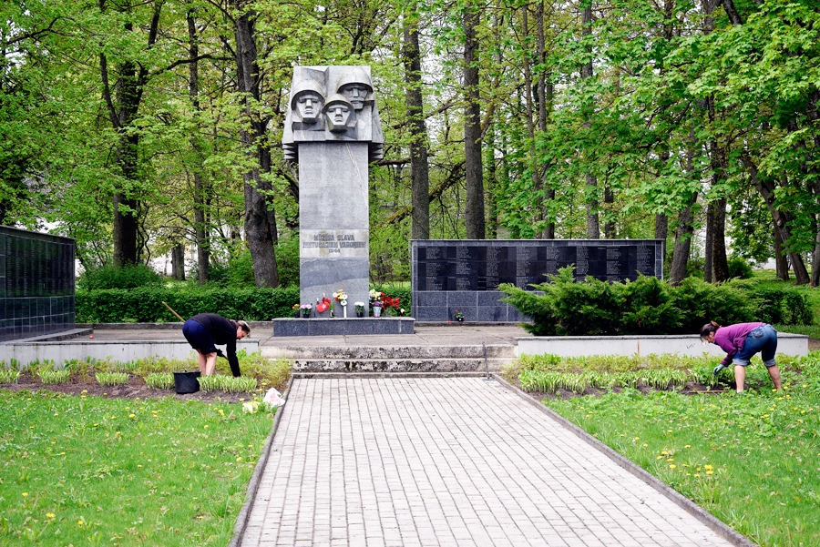 Otrā Pasaules kara kareivju kapavietu Iecavas parkā palīdzēja sakopt     Krievijas vēstniecības finansējums.
Autors: Ivars Bogdanovs