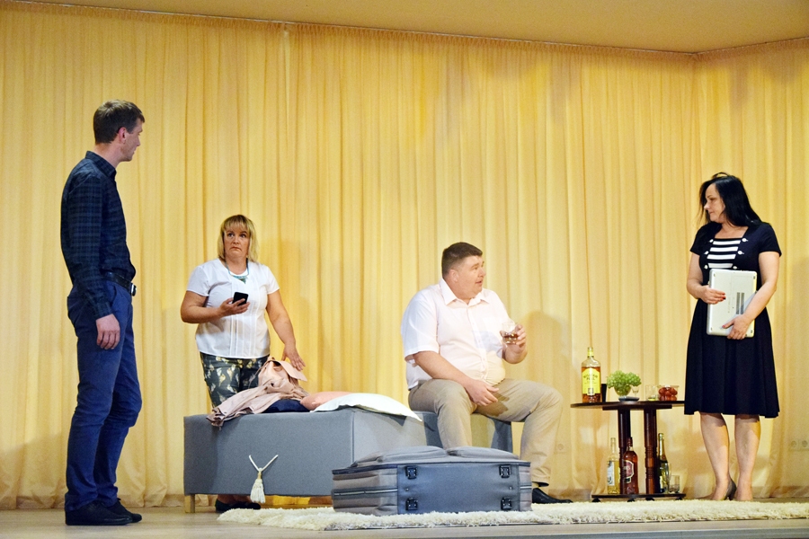 Skats no codiešu iestudētās izrādes «Godīgi un izdevīgi – ērti un interesanti». Scenogrāfijā labi iederas prombūtnes simbols – koferis.
Autors: S. Rotberga