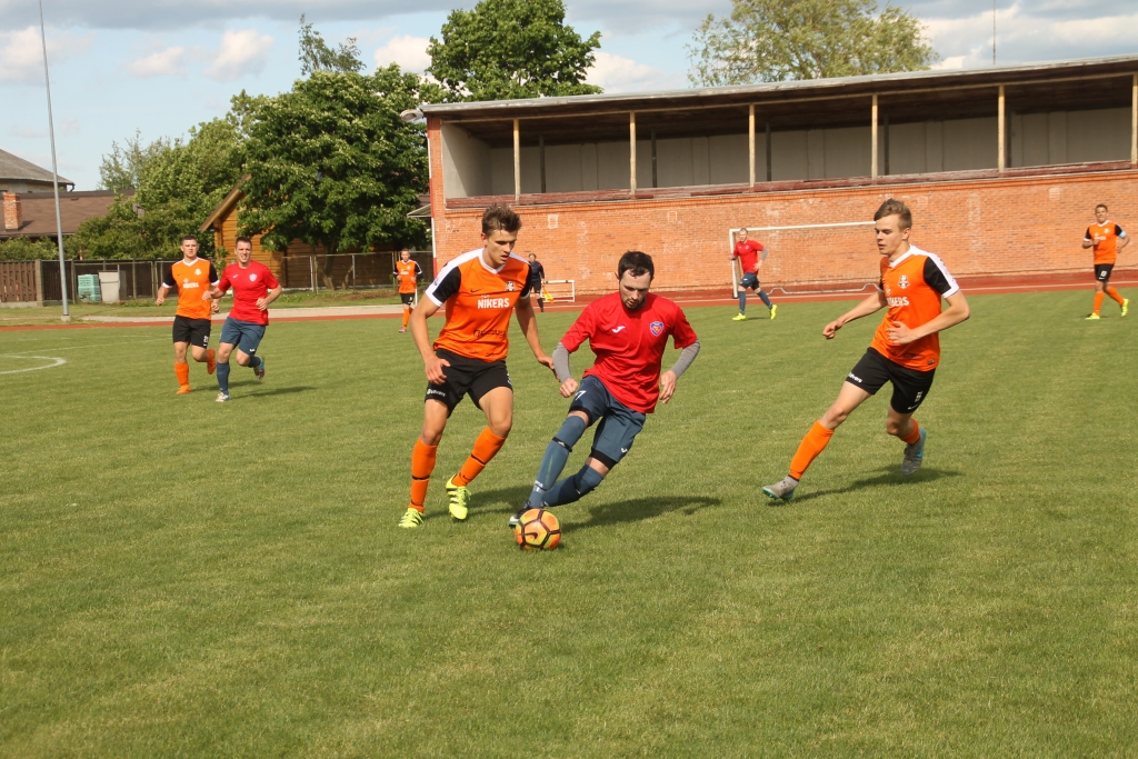 Pretinieku ielenkumā ar bumbu «Bauskas BJSS/SC «Mēmele»» spēlētājs Rihards Dervins.
Autors: Uldis Varnevičs