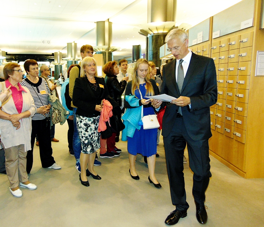 Krišjānis Kariņš, Eiropas Parlamenta deputāts, izrāda ēku, kurā viņš strādā.
Autors: Vilnis Auzāns