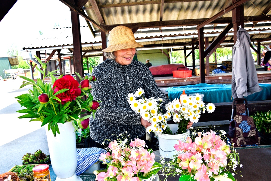Baušķeniece Tamāra Skoborihina jau 20 gadus piepelnīties dodas uz Bauzes tirgu.
Autors: IvarsBogdanovs