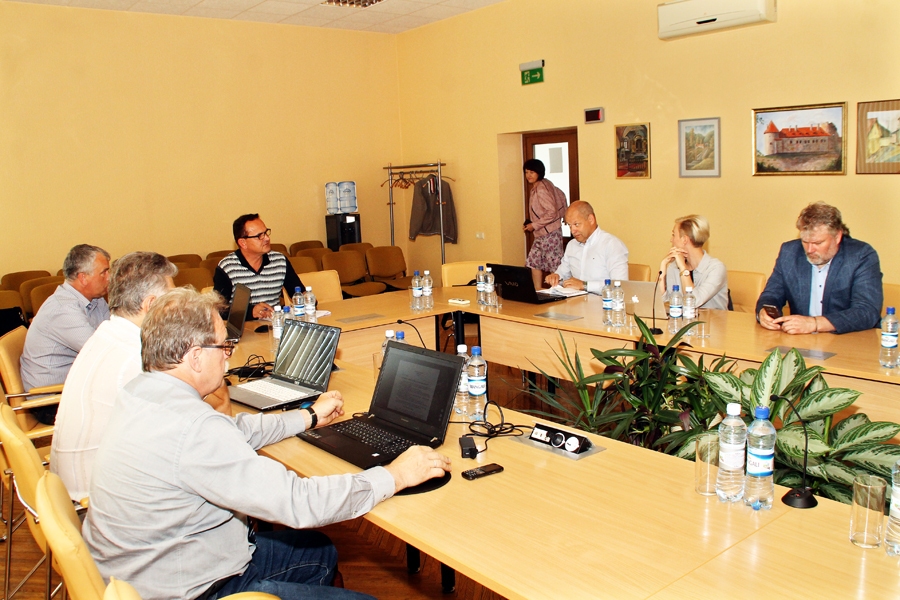 Modris Mākulēns (galda galā) informēja deputātus par nepieciešamību samaksāt atkal vairākus tūkstošus eiro Laimdotai Kolbergai.
Autors: Uldis Varnevičs